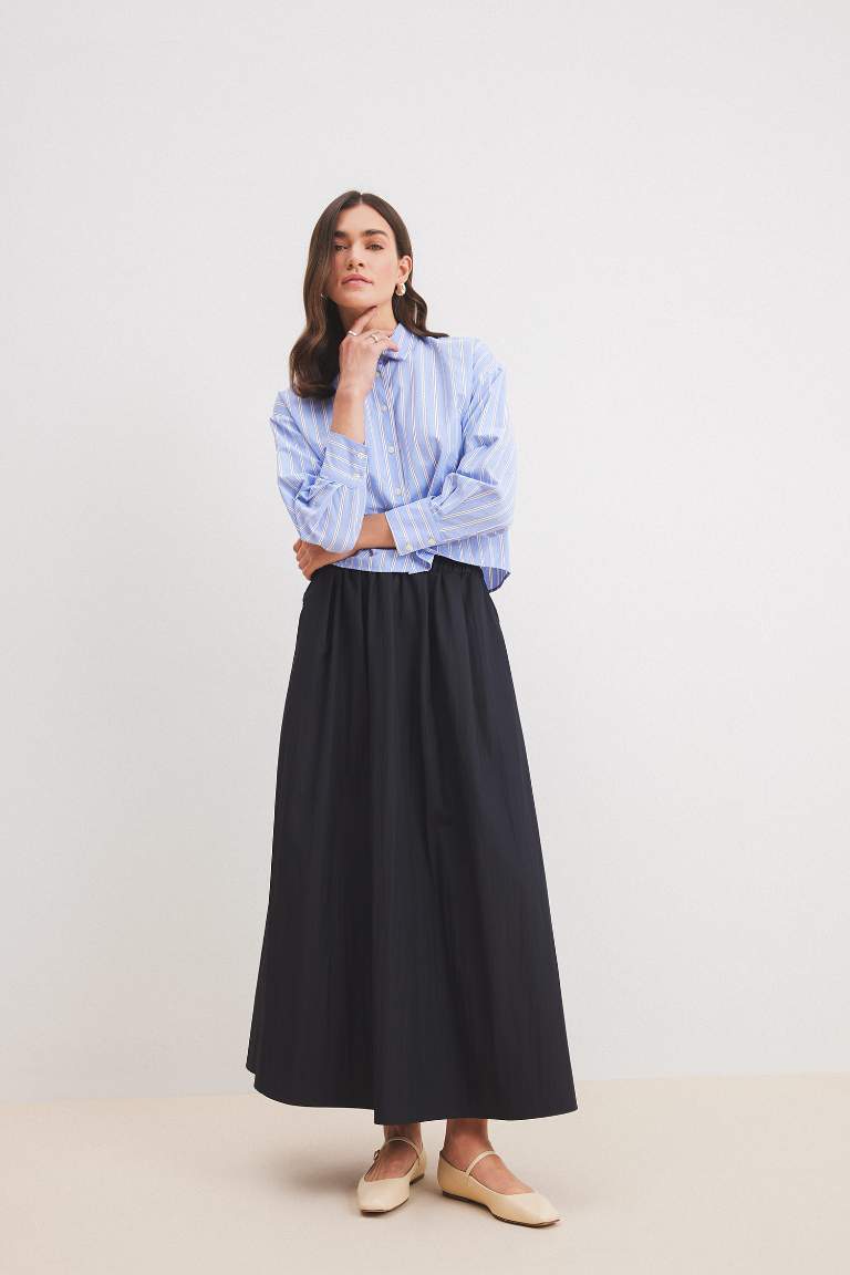 A Cut Flexible Waist Parachute Fabric Maxi Skirt