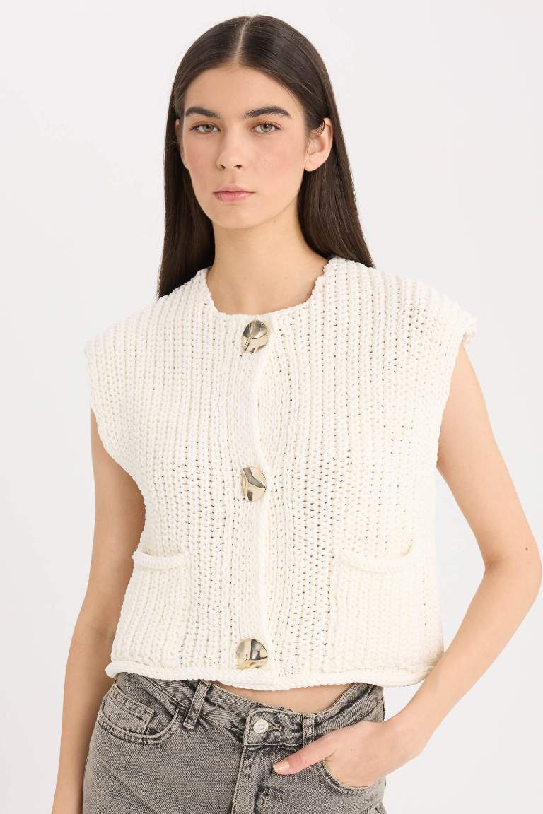 Relax Fit Buttoned Pocketed Knit Vest