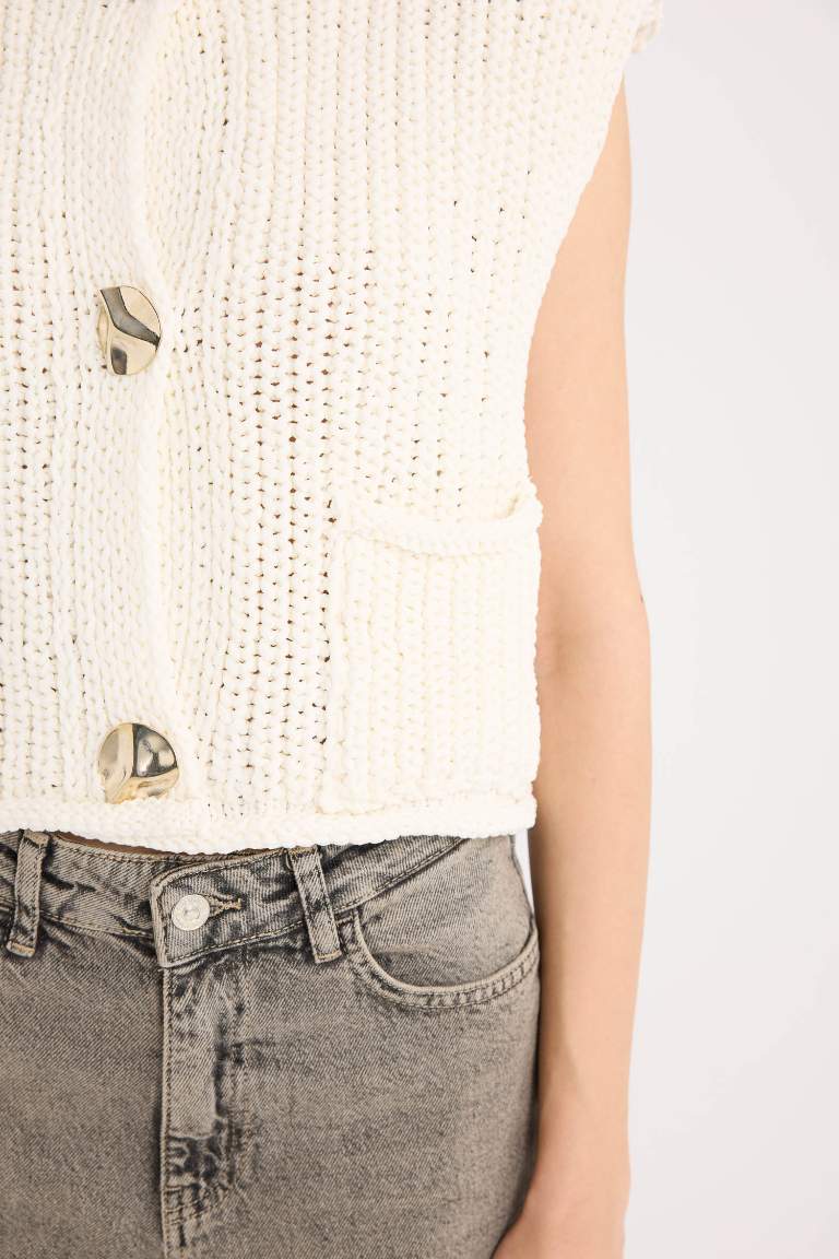 Relax Fit Buttoned Pocketed Knit Vest