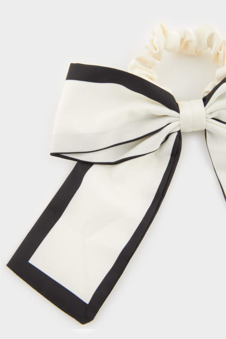 Kadın Beyaz Fiyonk Lastik Toka