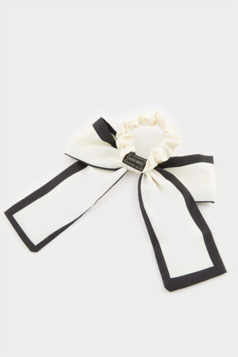 Kadın Beyaz Fiyonk Lastik Toka