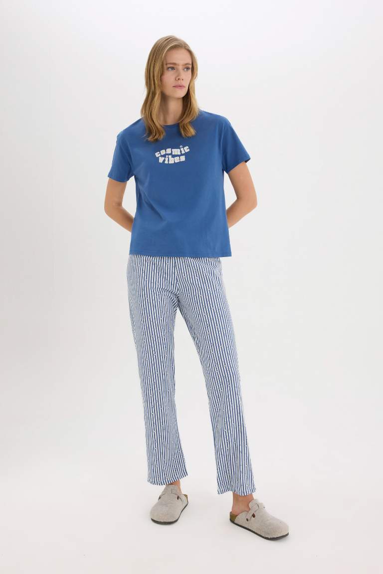 Ensemble Pyjama avec Top imprimé à manches courtes et pantalon rayé de Fall in Love