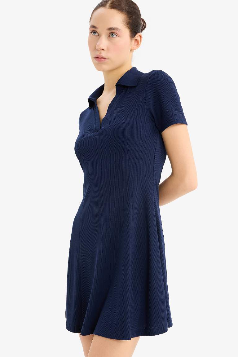 Mini Robe slim en ribana côtelée à col polo et manches courtes