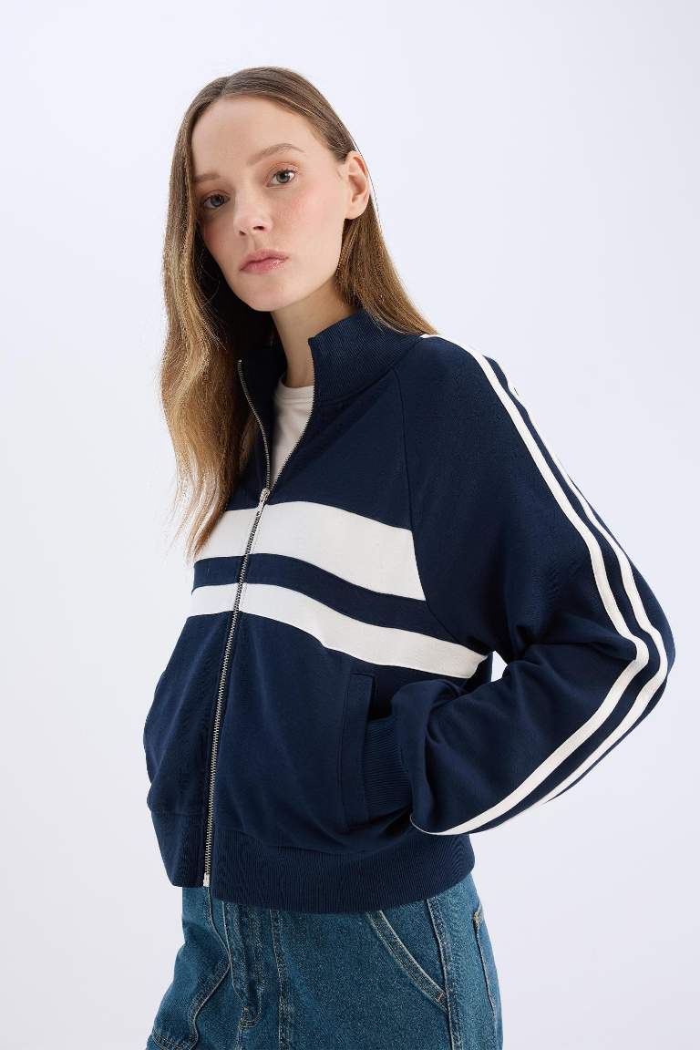 Sweatshirt à col montant avec fermeture zip et poches