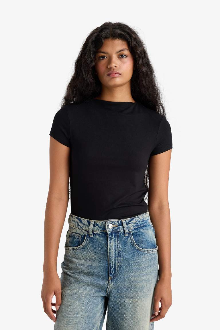 Slim Fit Dar Kesim Yarım Balıkçı Yaka Kısa Kollu Tişört