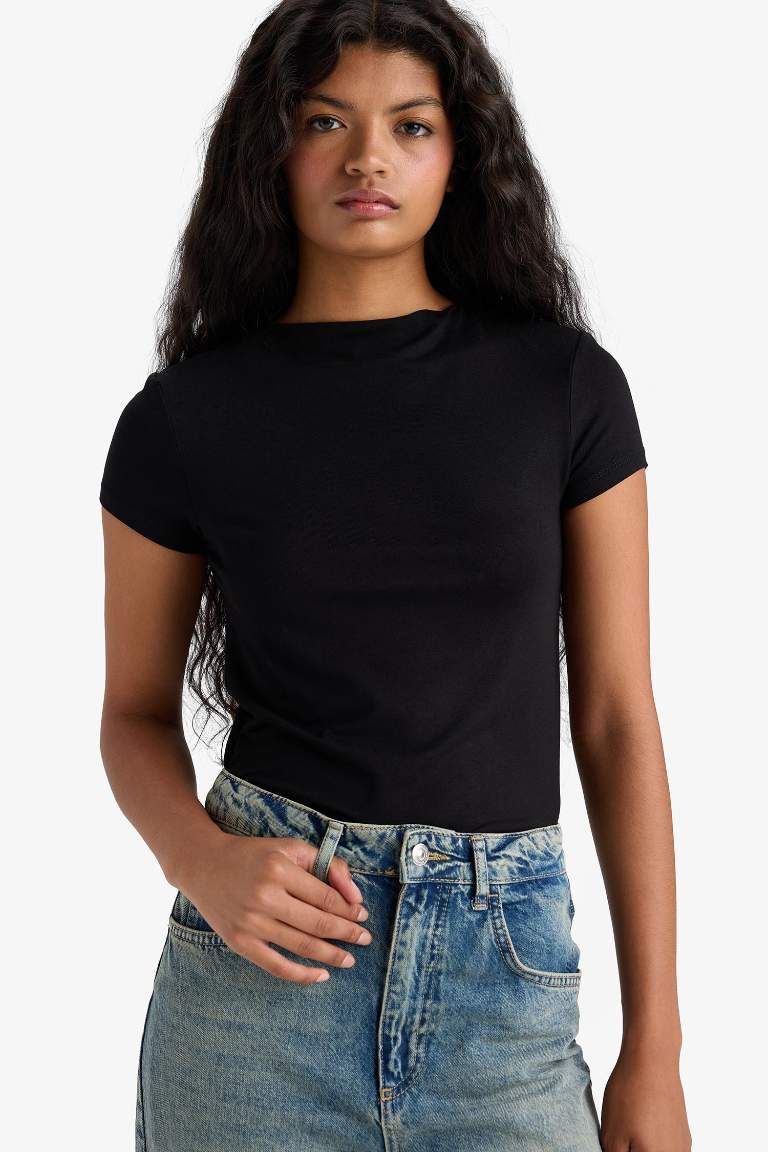 Slim Fit Dar Kesim Yarım Balıkçı Yaka Kısa Kollu Tişört