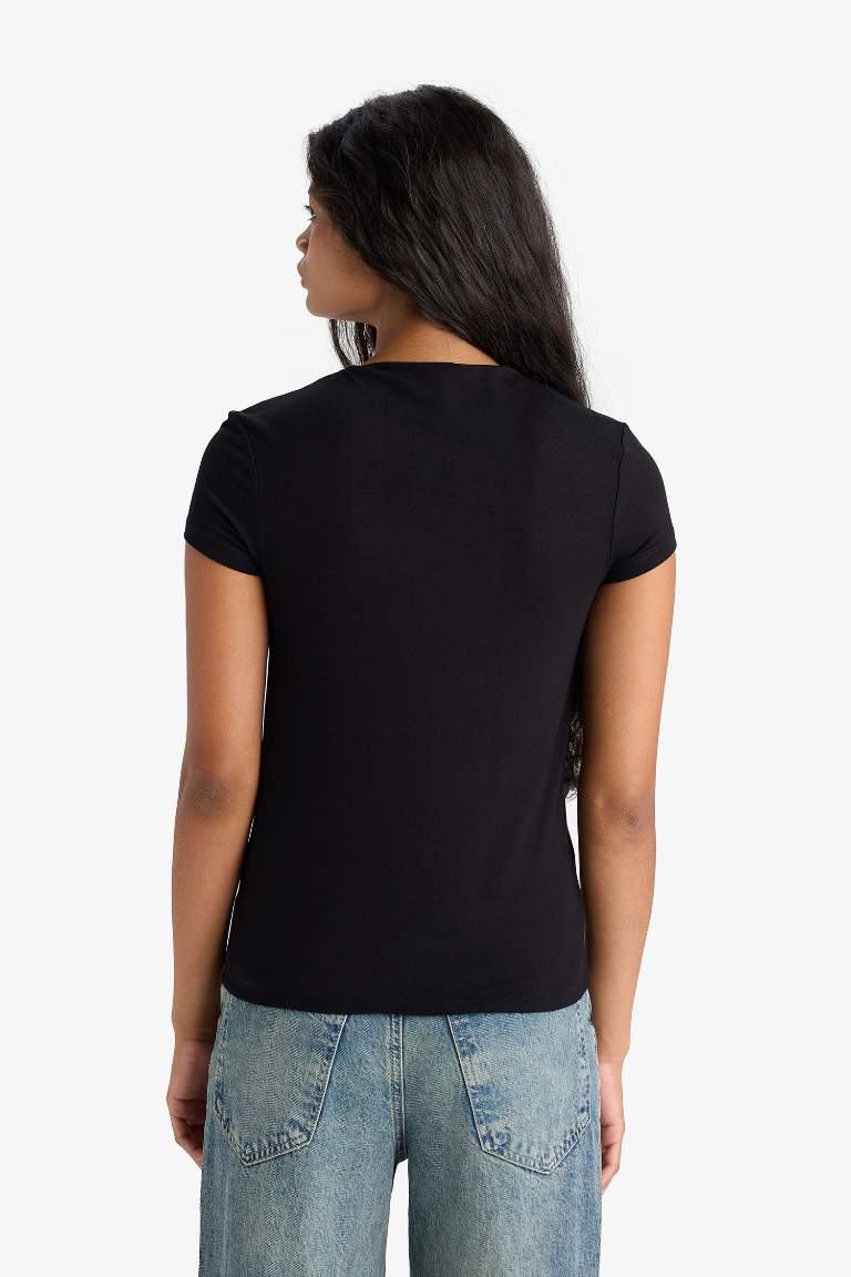 Slim Fit Dar Kesim Yarım Balıkçı Yaka Kısa Kollu Tişört