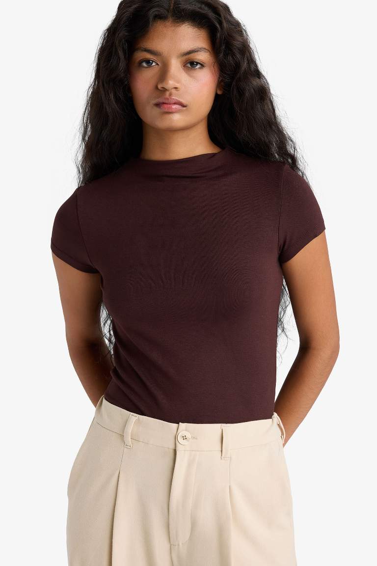 Slim Fit Dar Kesim Yarım Balıkçı Yaka Kısa Kollu Tişört