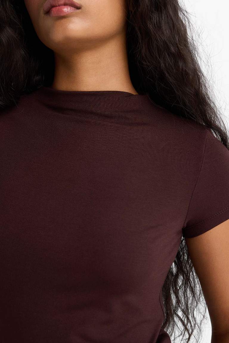 Slim Fit Dar Kesim Yarım Balıkçı Yaka Kısa Kollu Tişört