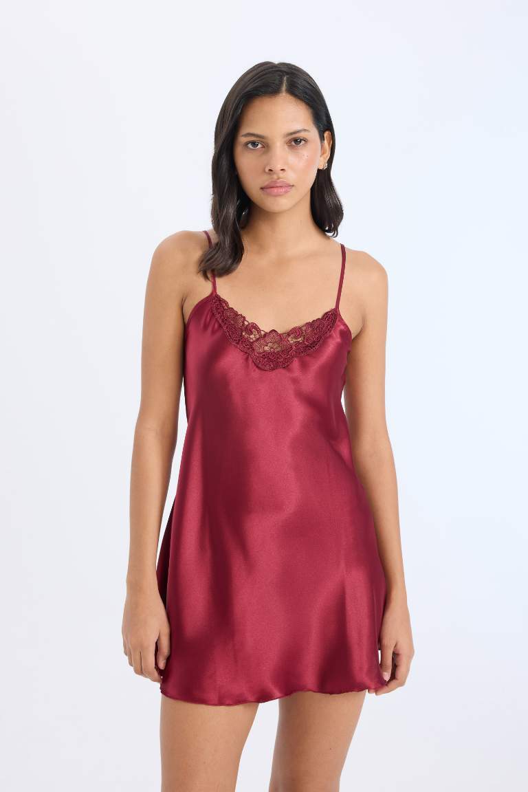 Chemise de nuit en satin à bretelles et col en V de Fall in Love