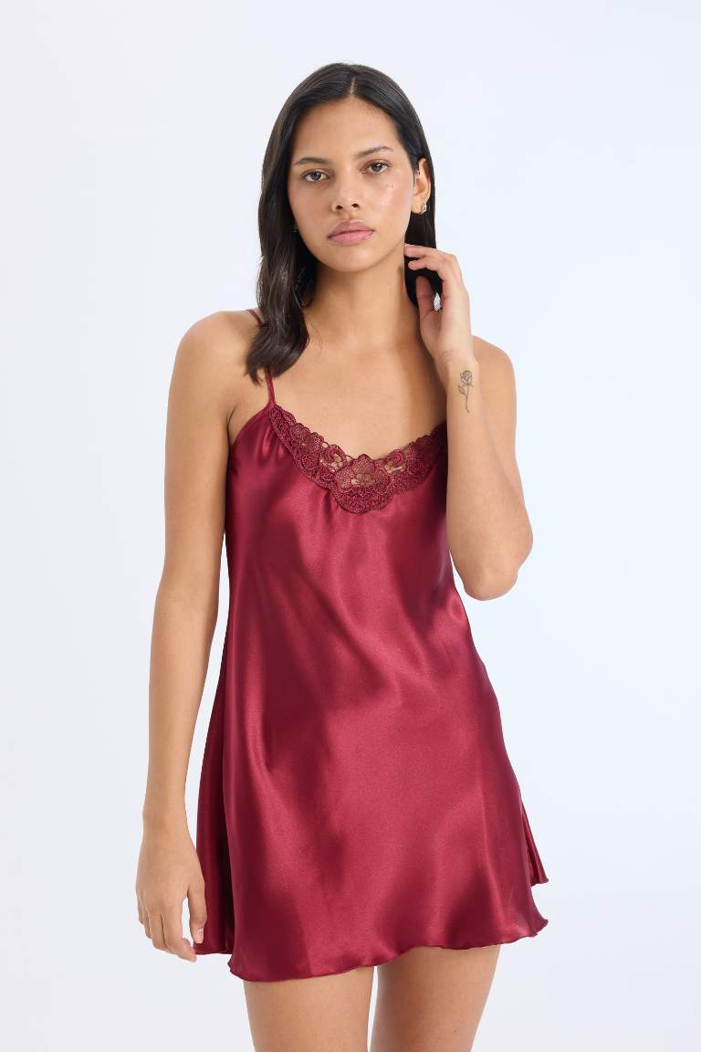 Chemise de nuit en satin à bretelles et col en V de Fall in Love