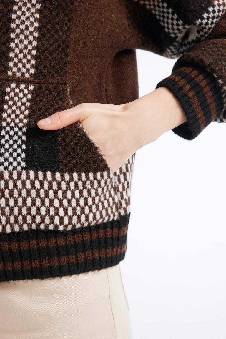 Cardigan en tricot à carreaux avec col polo et coupe régulière