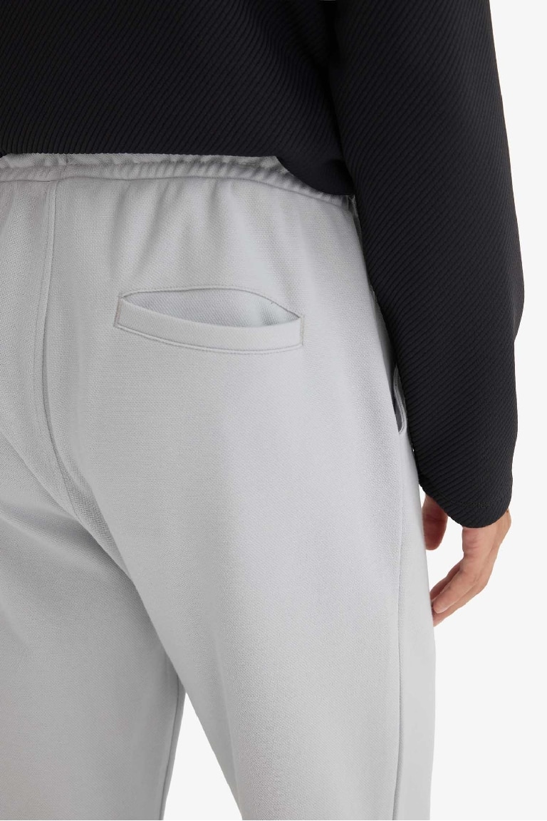 Regular Fit Beli Bağcıklı Düz Paça Cepli Eşofman Altı