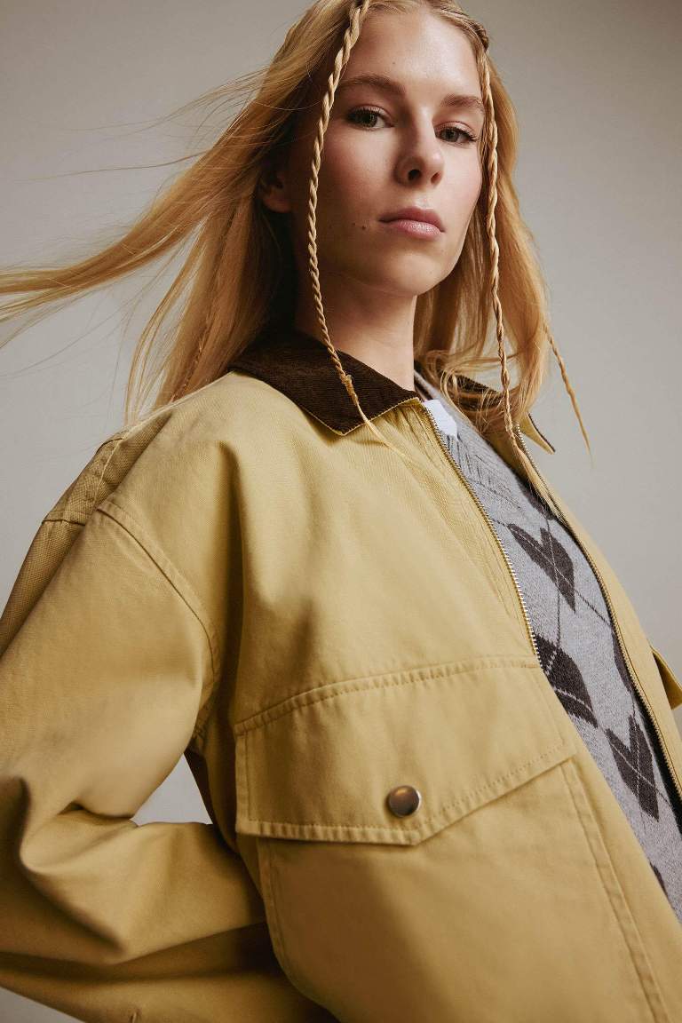 Regular Fit Contrast Collar Zippered Crop Jacket