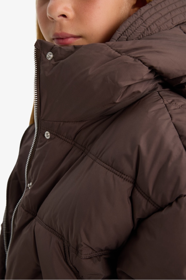 Қыздарға негізгі бас киімді Пальто