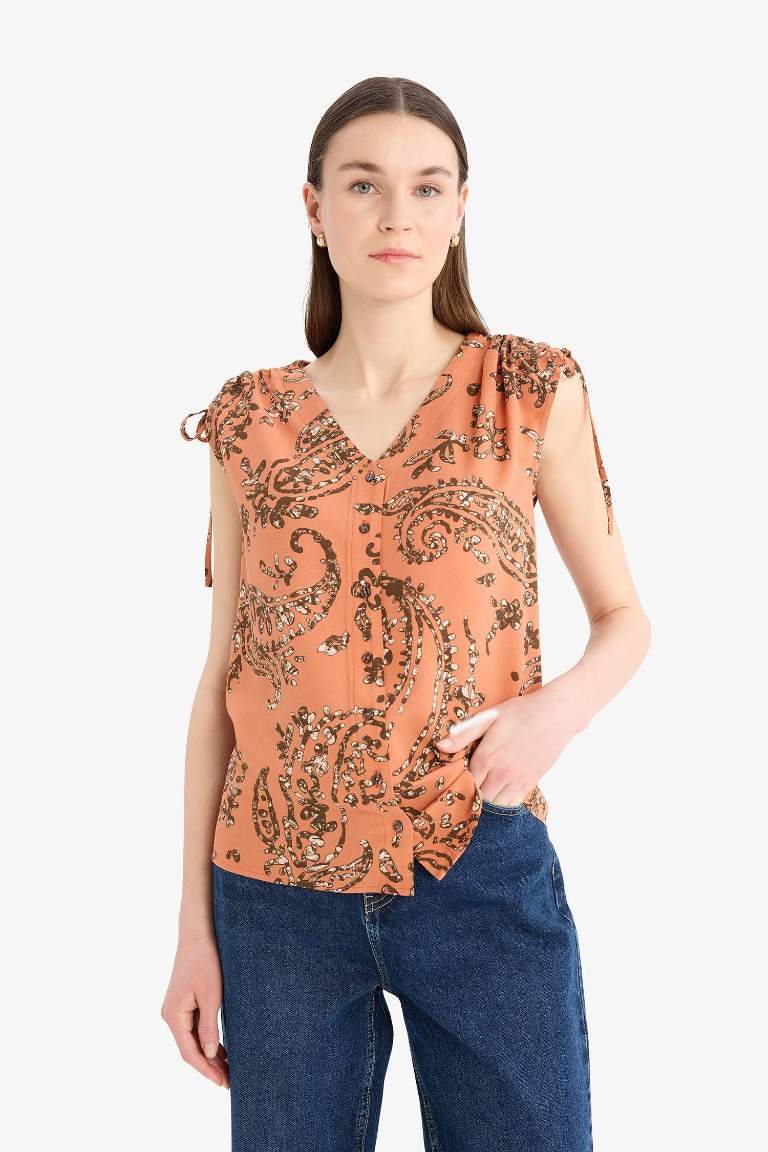 Regular Fit V Yaka Desenli Kısa Kollu Gömlek