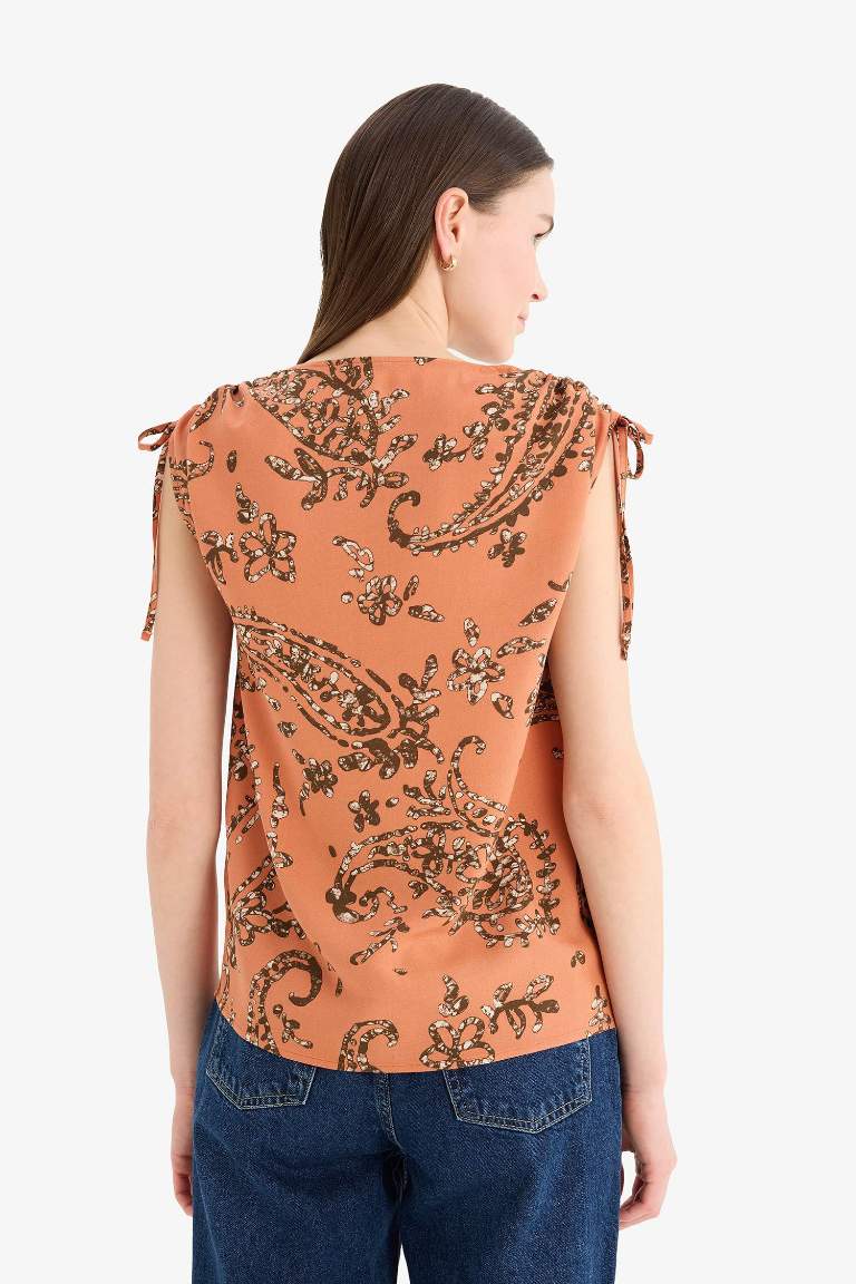 Regular Fit V Yaka Desenli Kısa Kollu Gömlek
