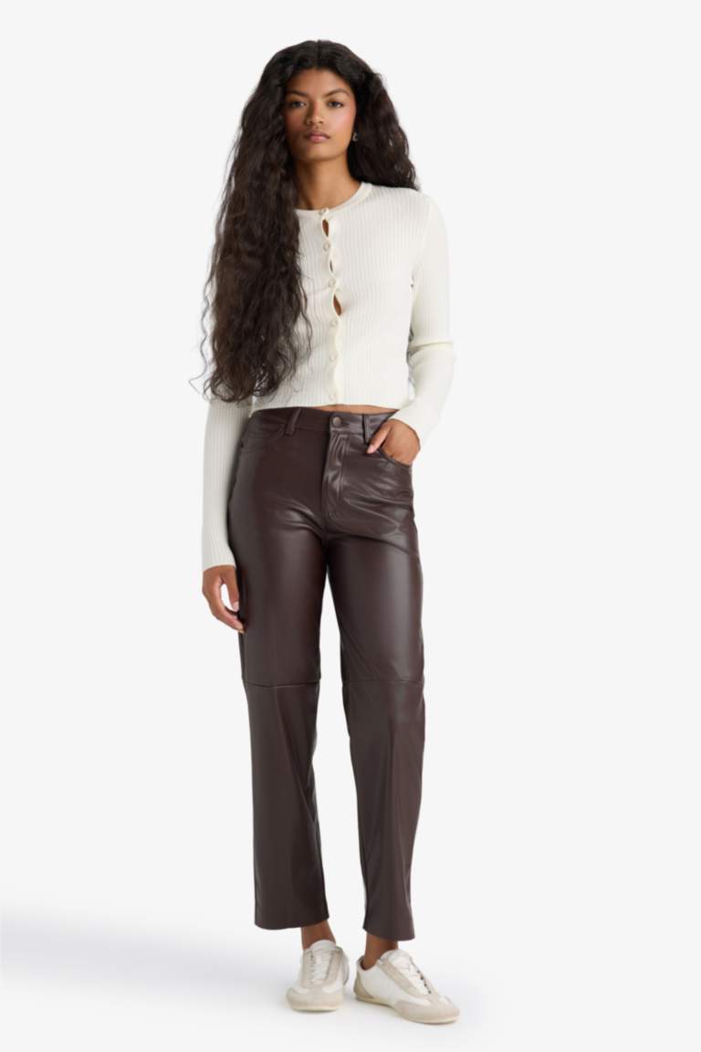 Pantalon droit taille haute à poches et longueur midi