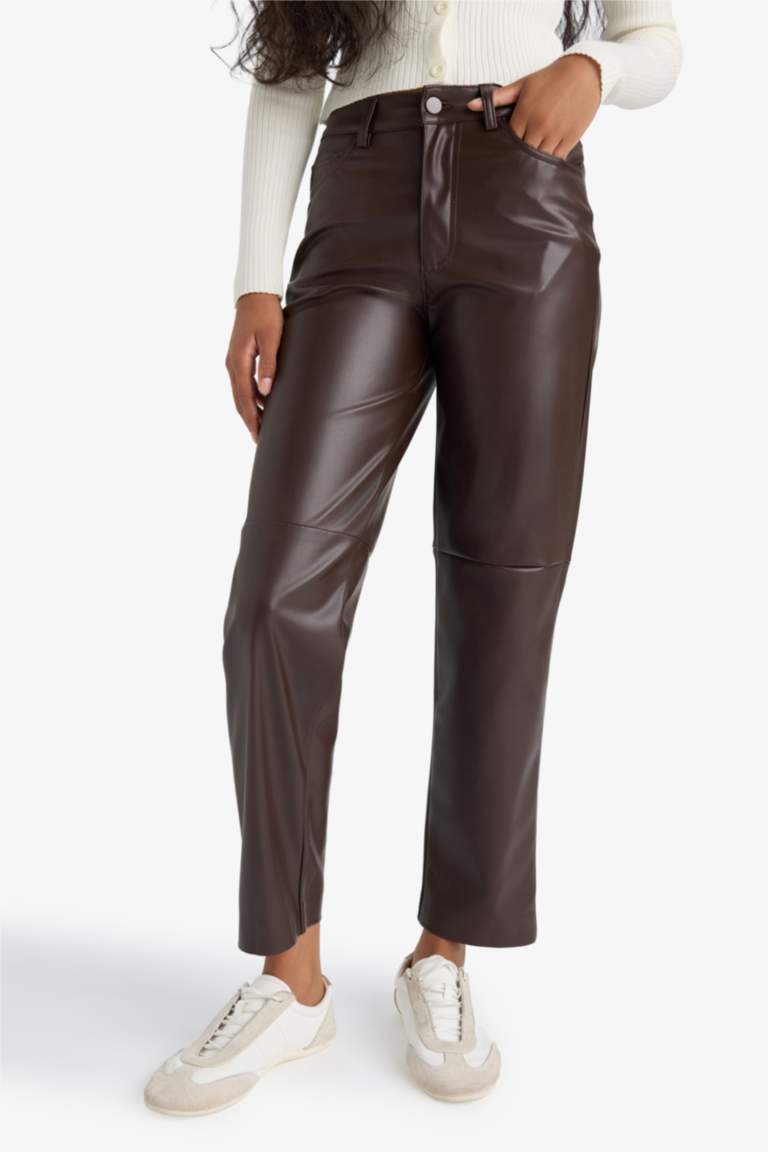 Pantalon droit taille haute à poches et longueur midi