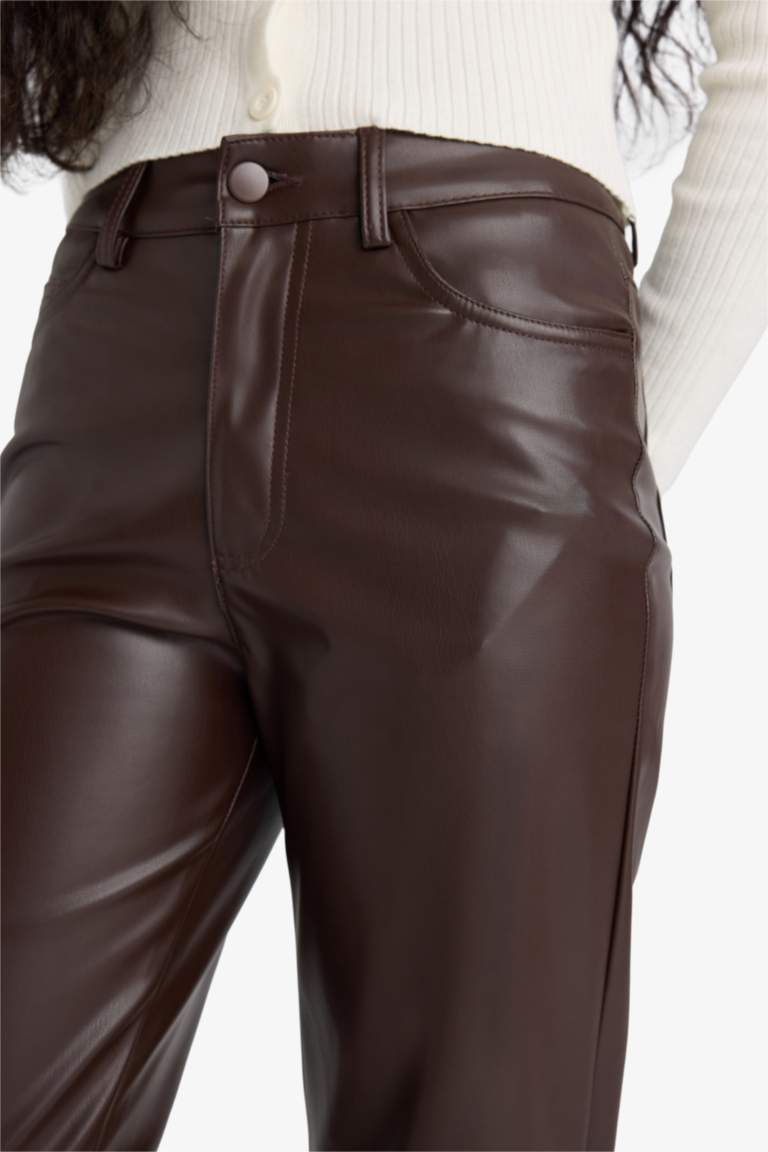 Pantalon droit taille haute à poches et longueur midi