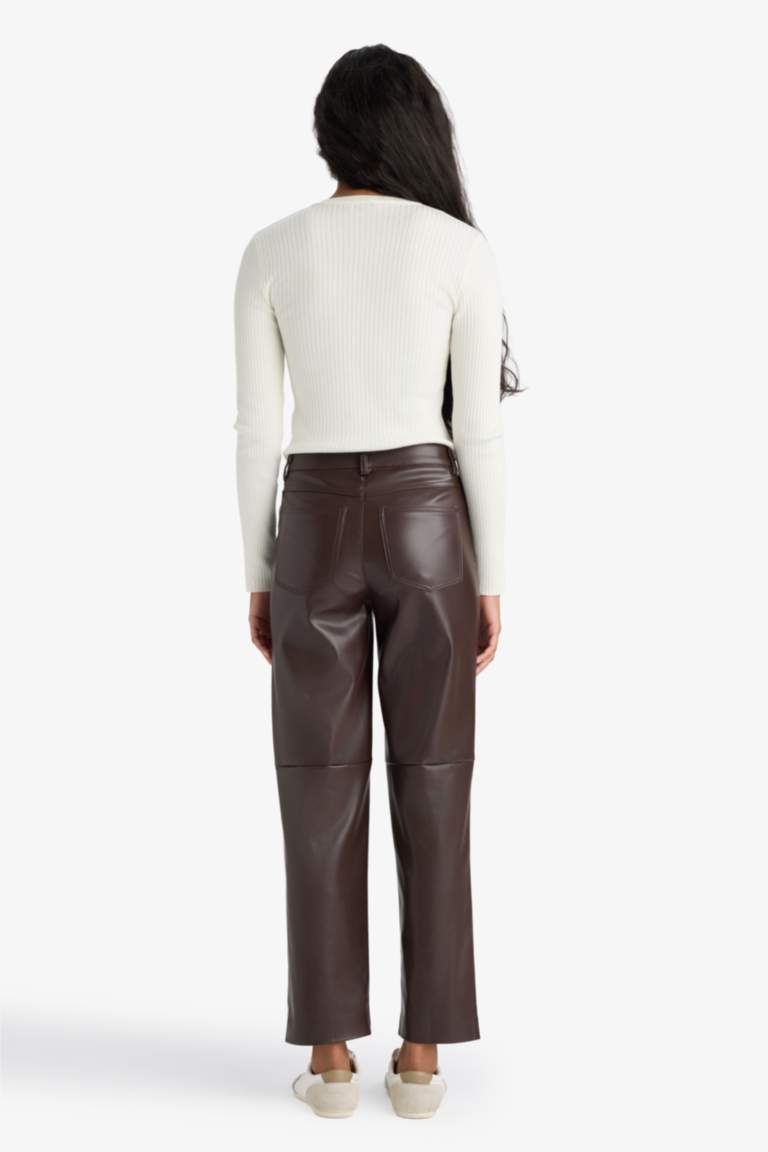 Pantalon droit taille haute à poches et longueur midi