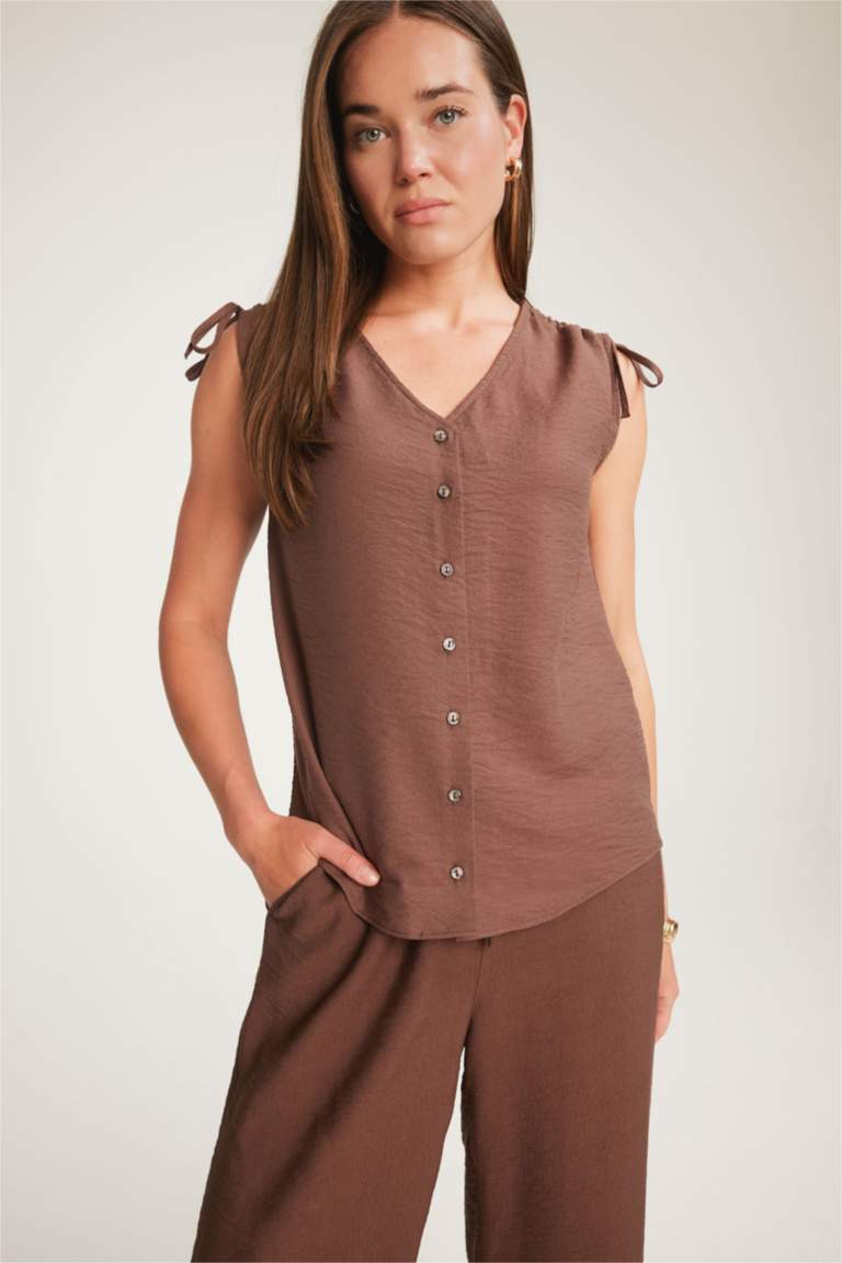 Blouse froncée sans manches à col en V