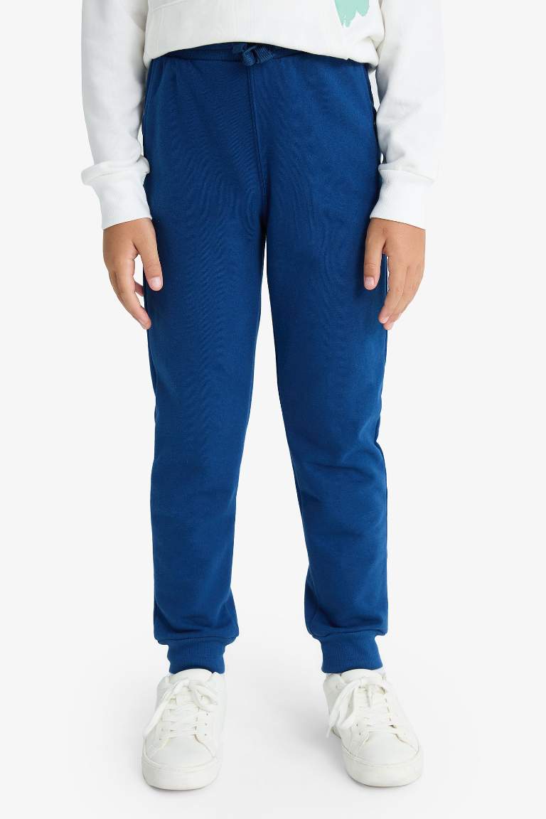 طقم اولادي سويت شيرت ابيض وسويت بانتس قصة عادية -قطعتين