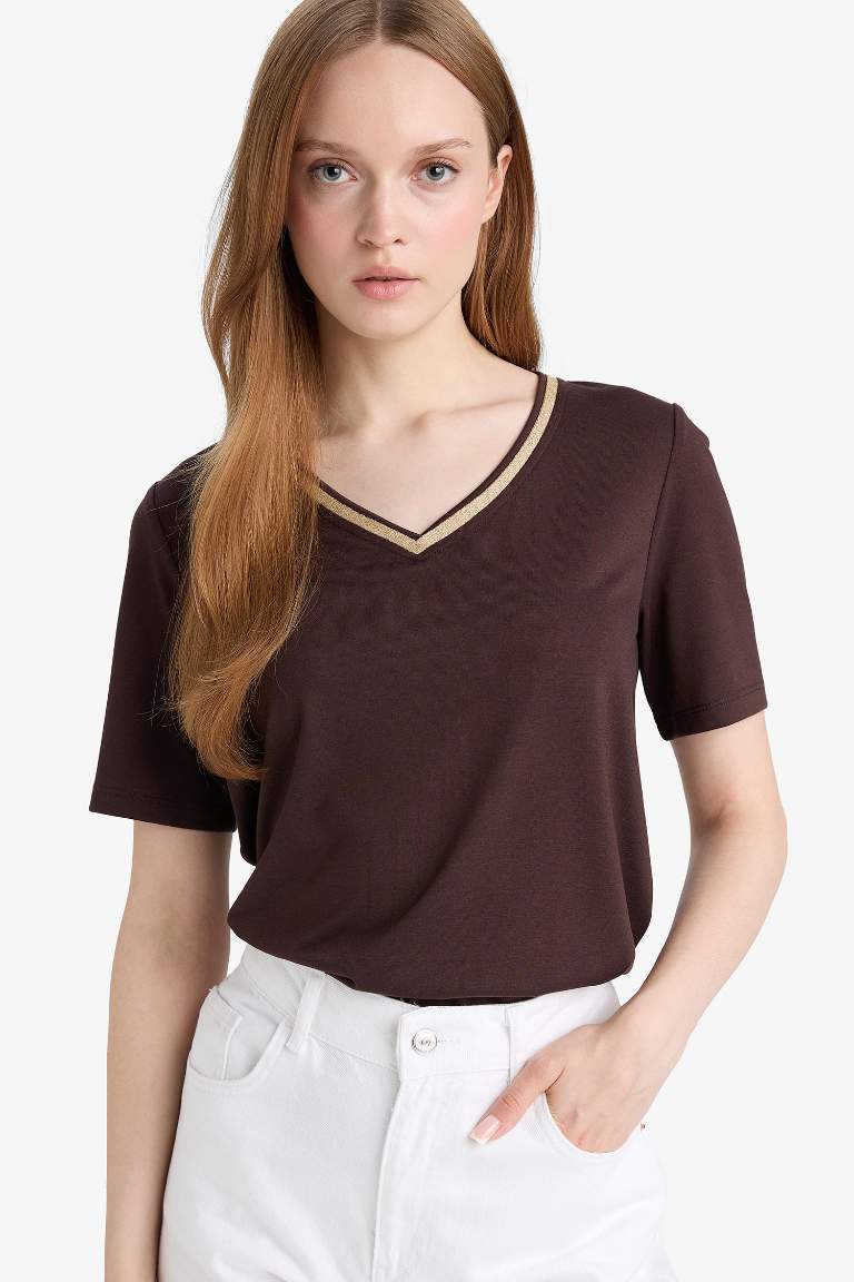 Regular Fit V Yaka Kısa Kollu Tişört