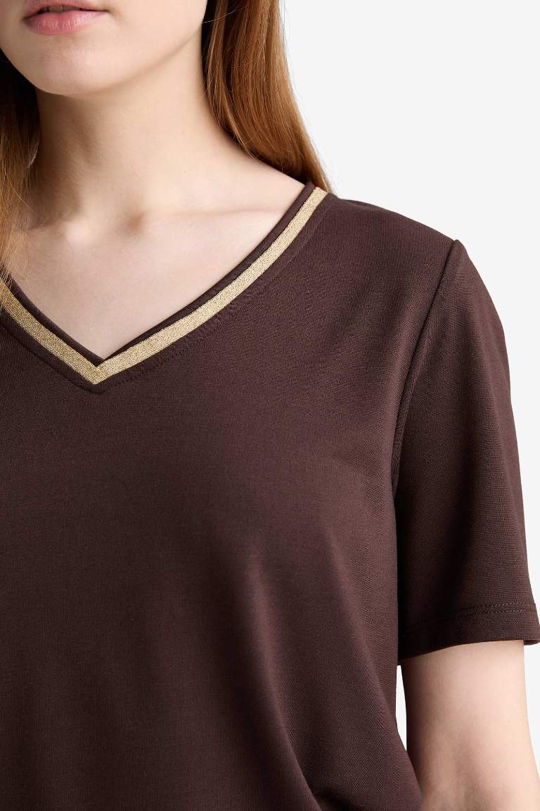 Regular Fit V Yaka Kısa Kollu Tişört