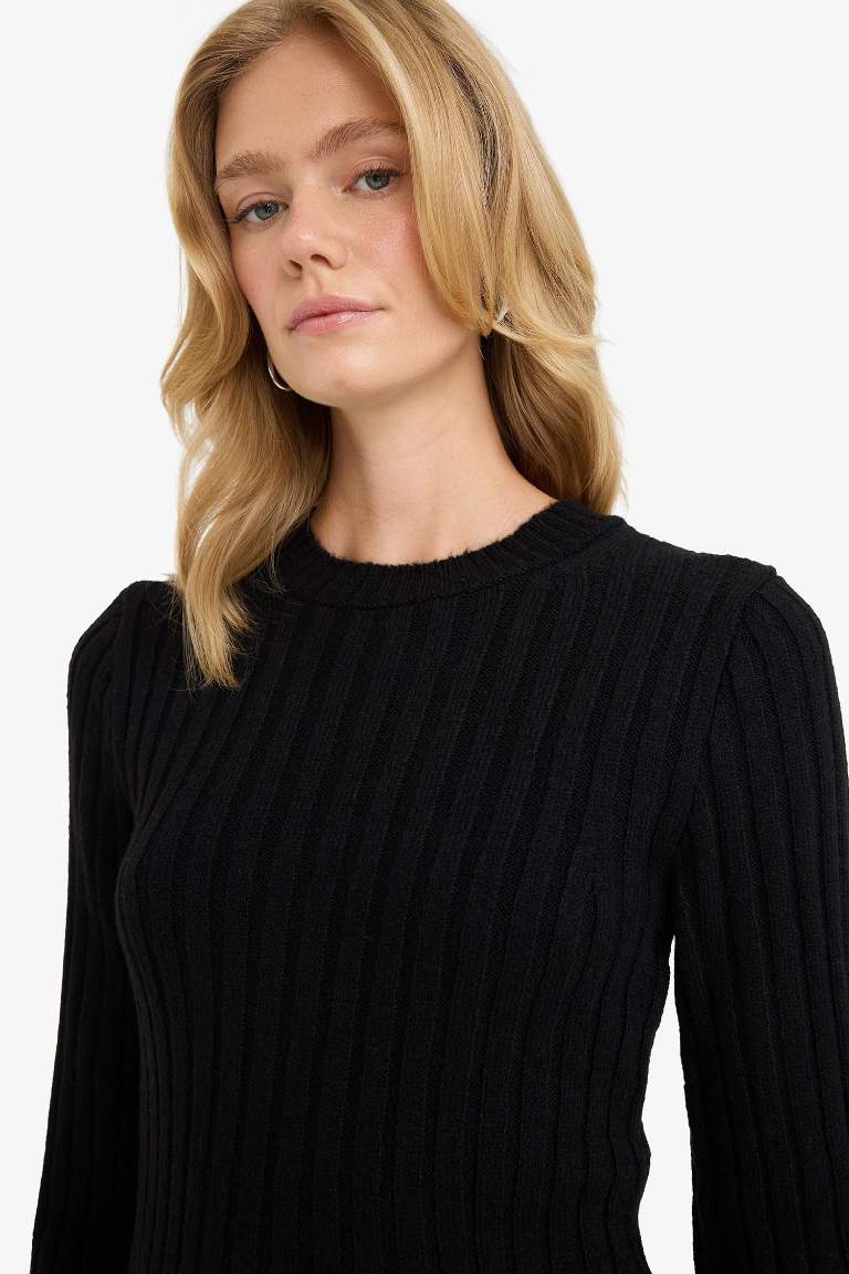 فستان تريكو بياقة مستديرة