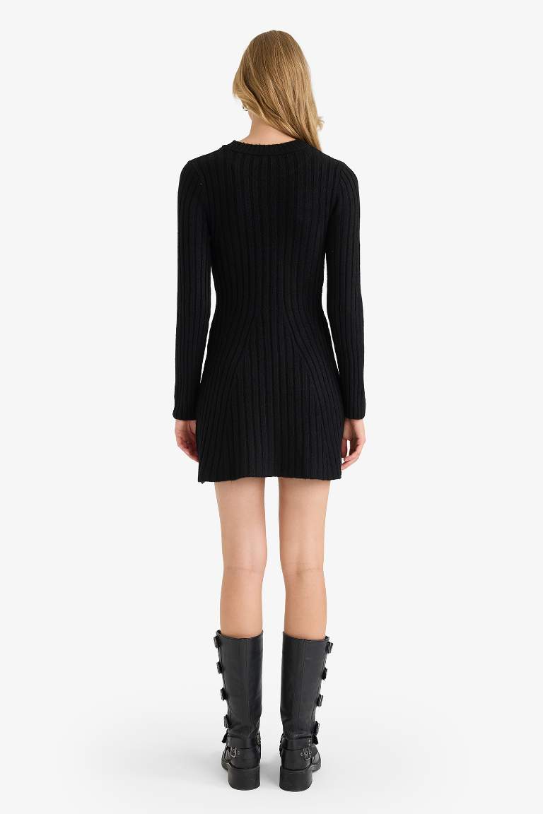 فستان تريكو بياقة مستديرة