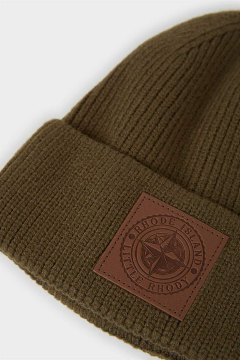 Мужская трикотажная шапка с тканевым ярлыком