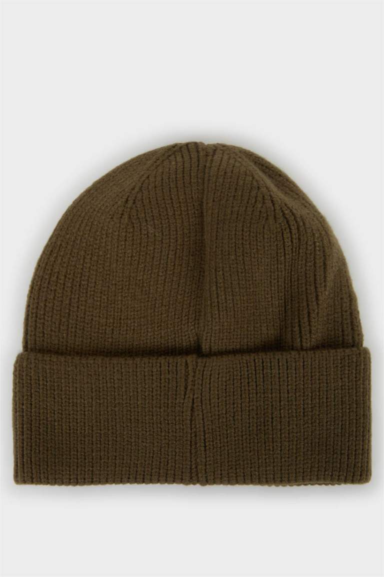 Мужская трикотажная шапка с тканевым ярлыком