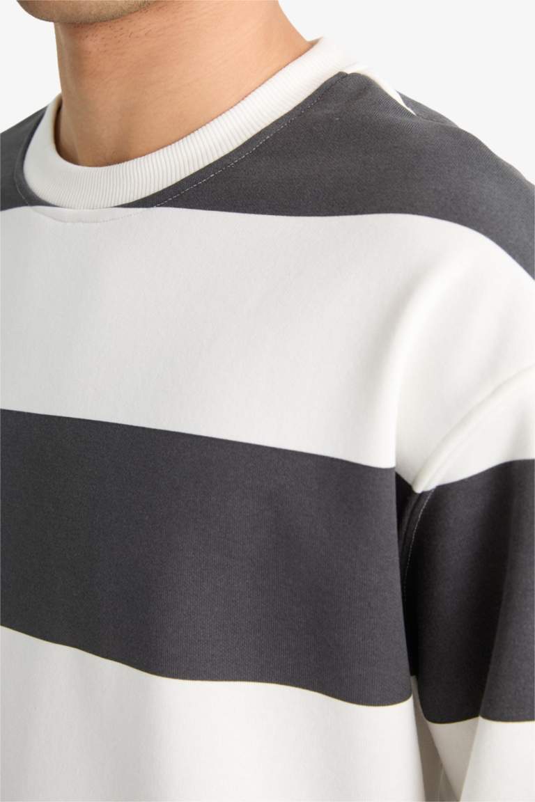 Sweatshirt boxy rayé à col rond