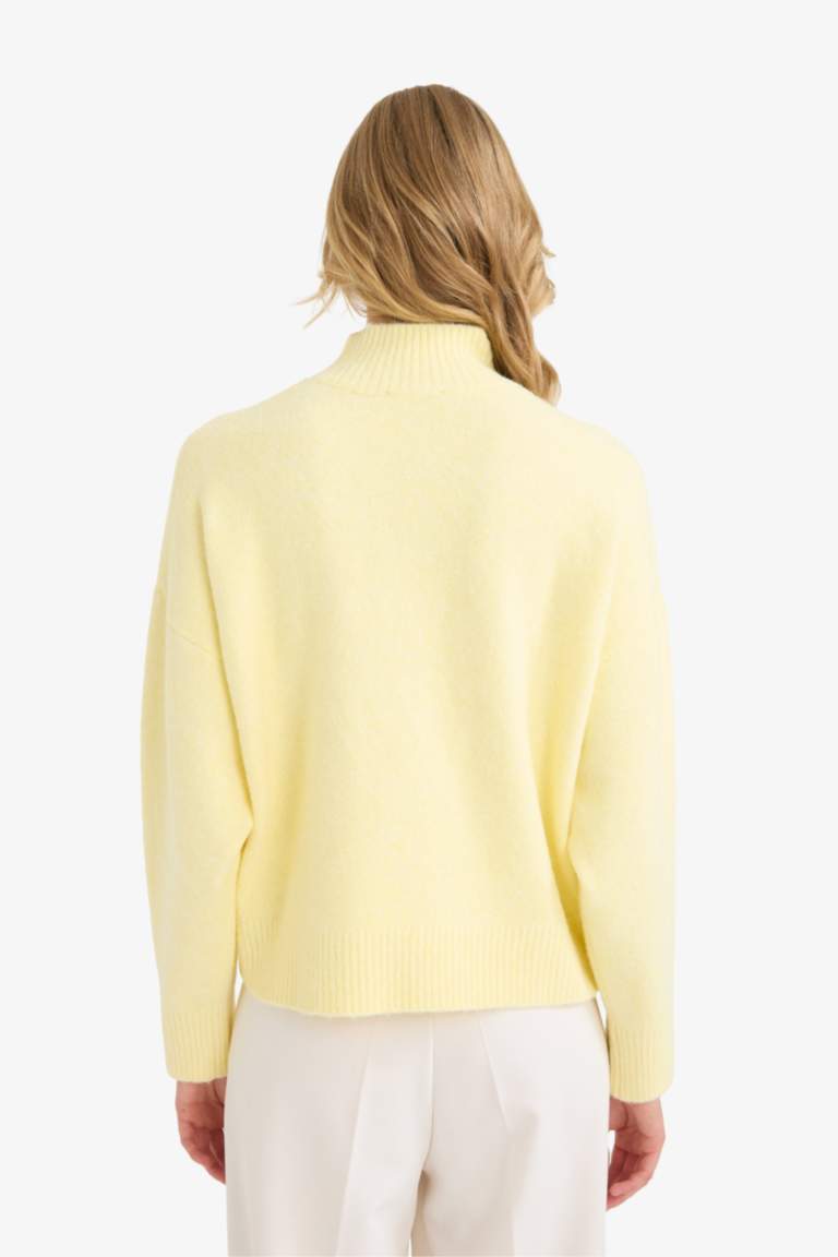 Трикотажный свитер с полуводолазкой Relax Fit