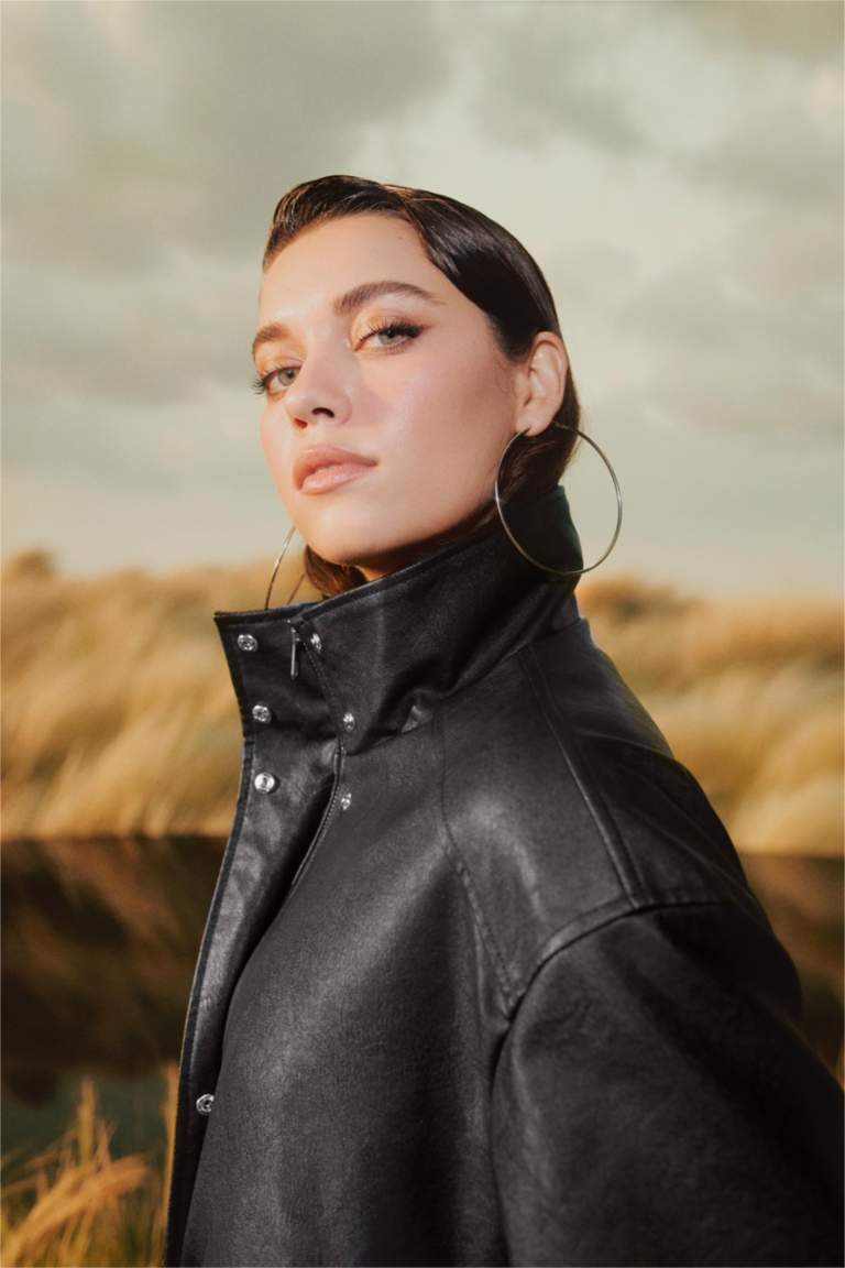 جاكيت جلد صناعي داد فيت بسحاب من Afra x DeFacto