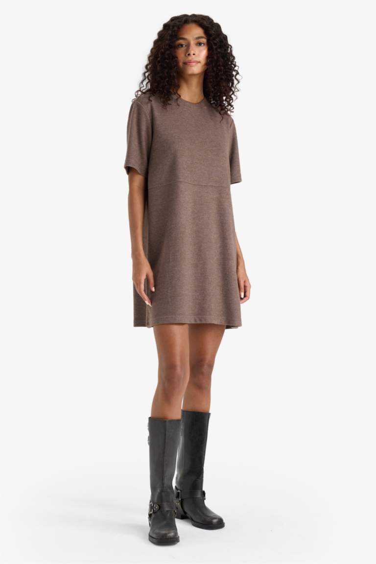 Robe évasée courte à col rond et manches courtes