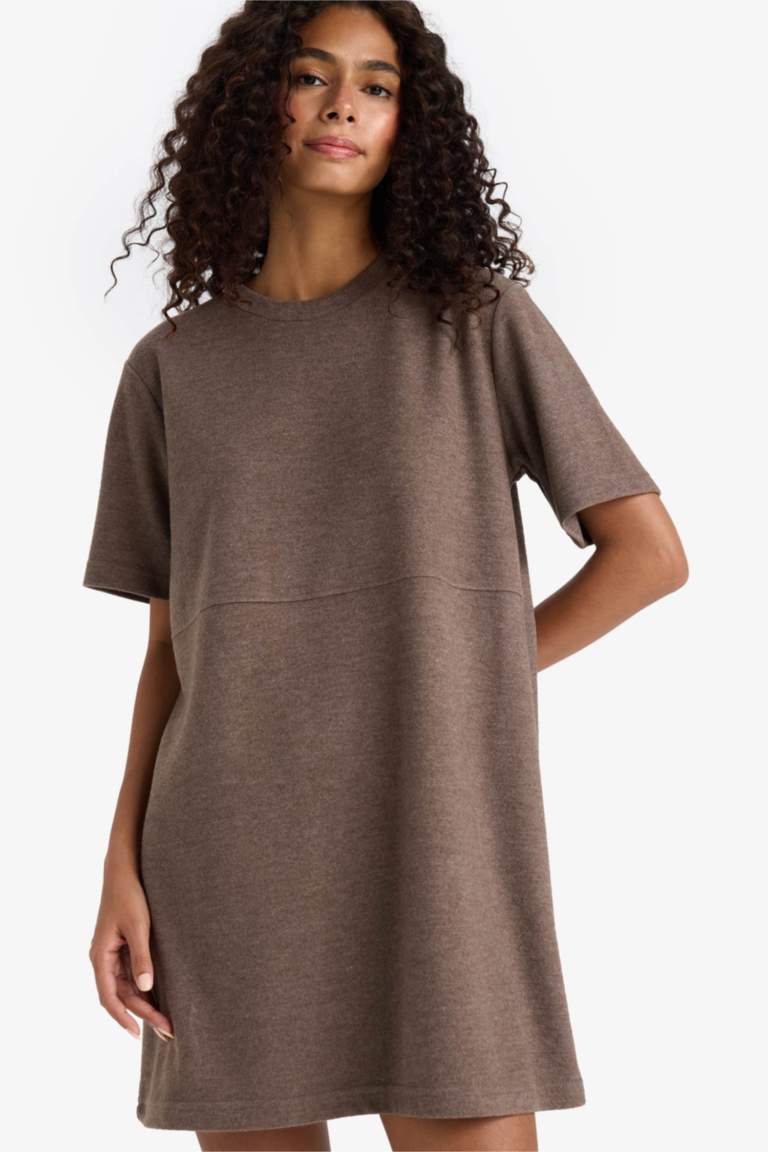 Robe évasée courte à col rond et manches courtes