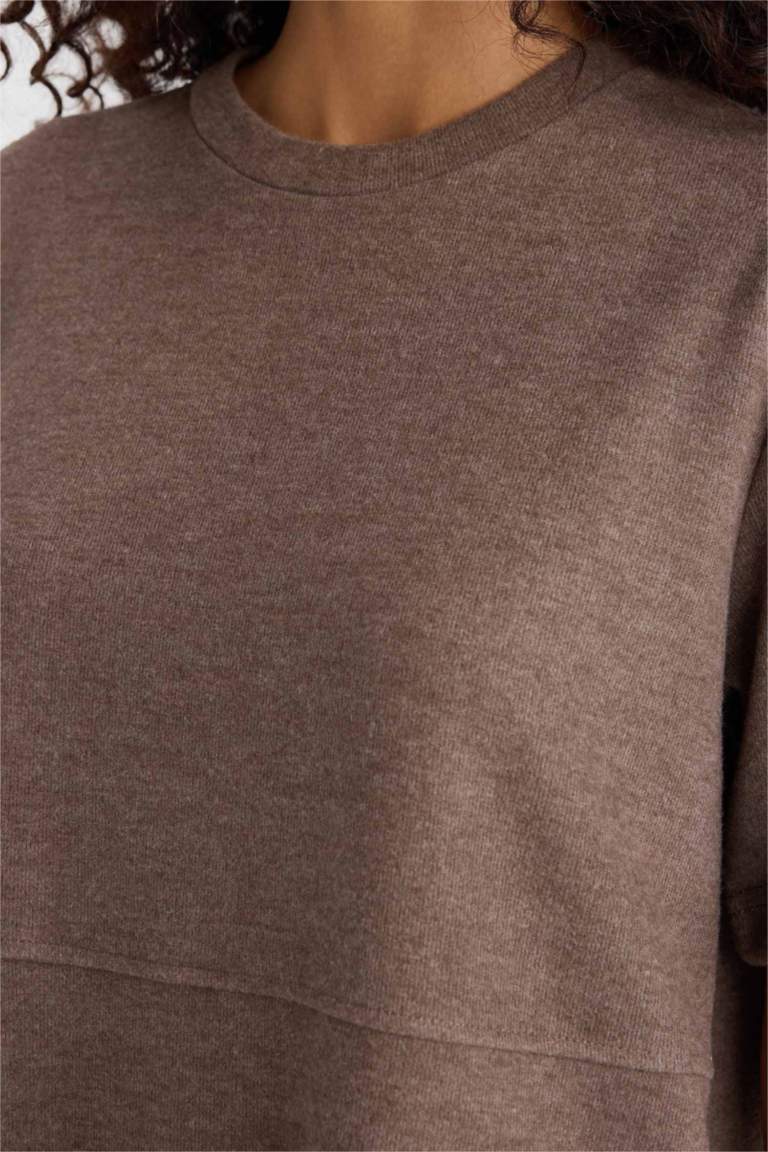 Robe évasée courte à col rond et manches courtes