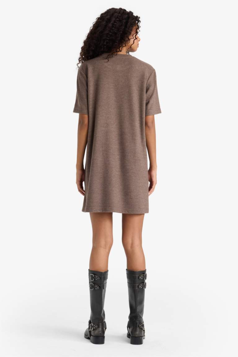 Robe évasée courte à col rond et manches courtes