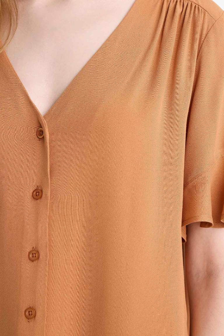 Regular Fit V Yaka Kısa Kollu Gömlek