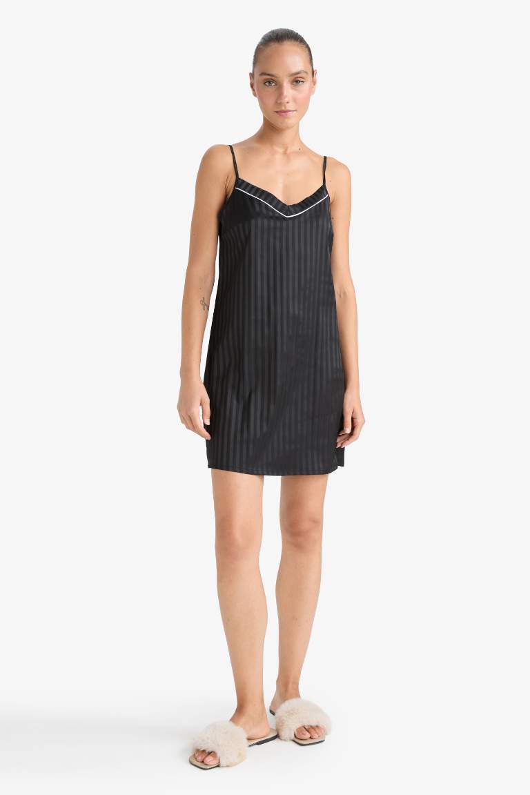 Сатиновое платье на бретелях с V-образным вырезом - стандартный крой - Влюбиться