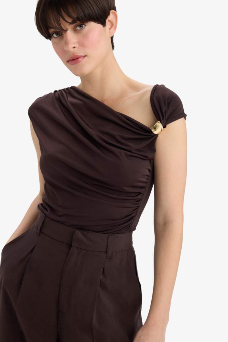 Slim Fit One Shoulder Golden Buckle Detail Blouse