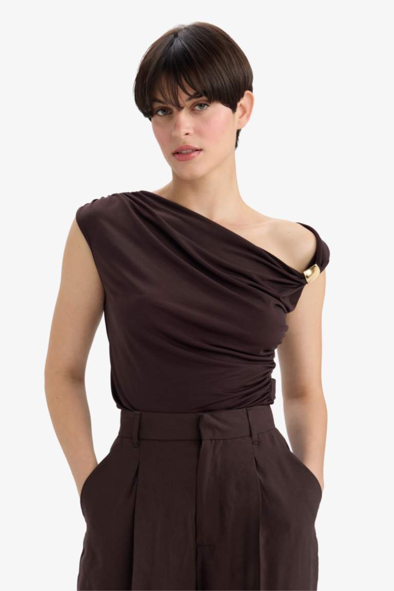 Slim Fit One Shoulder Golden Buckle Detail Blouse