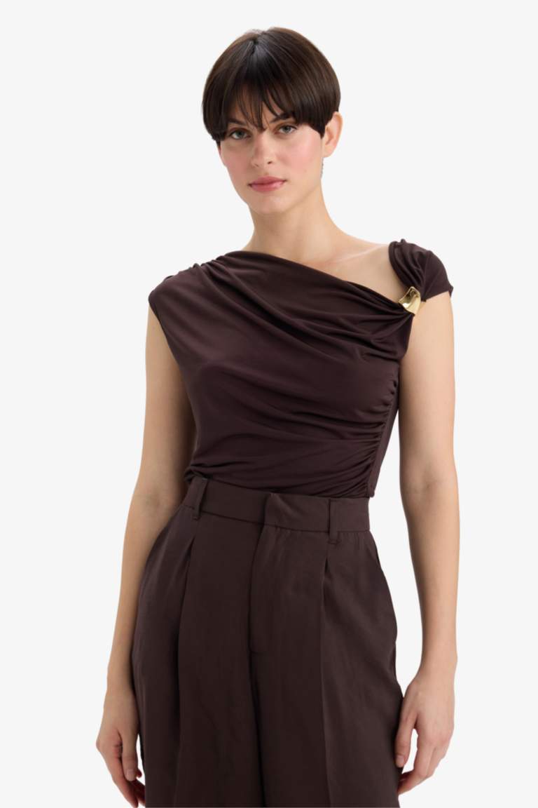 Slim Fit One Shoulder Golden Buckle Detail Blouse