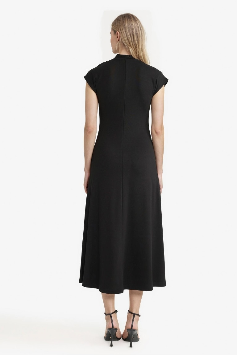 жартылай мойынжейде қысқа жеңді Қысқа жеңді трикотаж көйлек