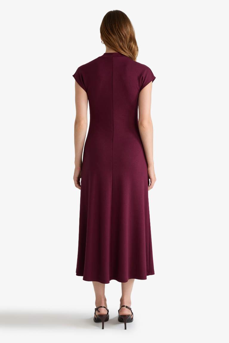 жартылай мойынжейде қысқа жеңді Қысқа жеңді трикотаж көйлек