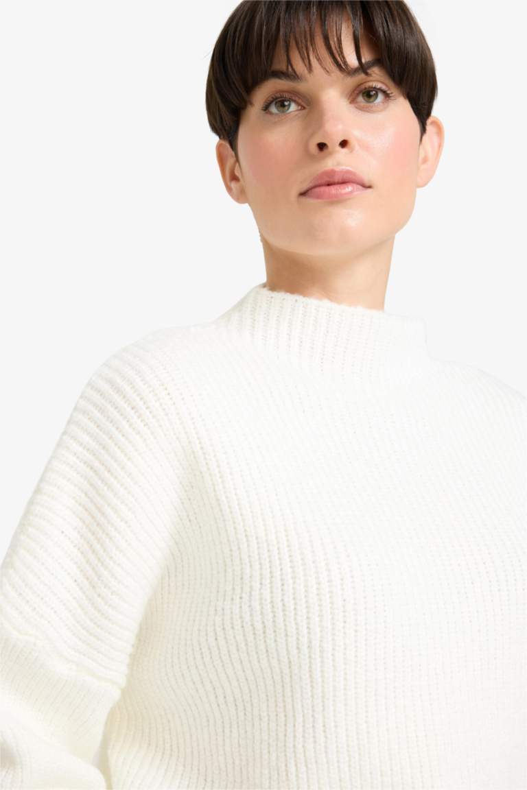 Трикотажный свитер оверсайз с полувысоким воротником