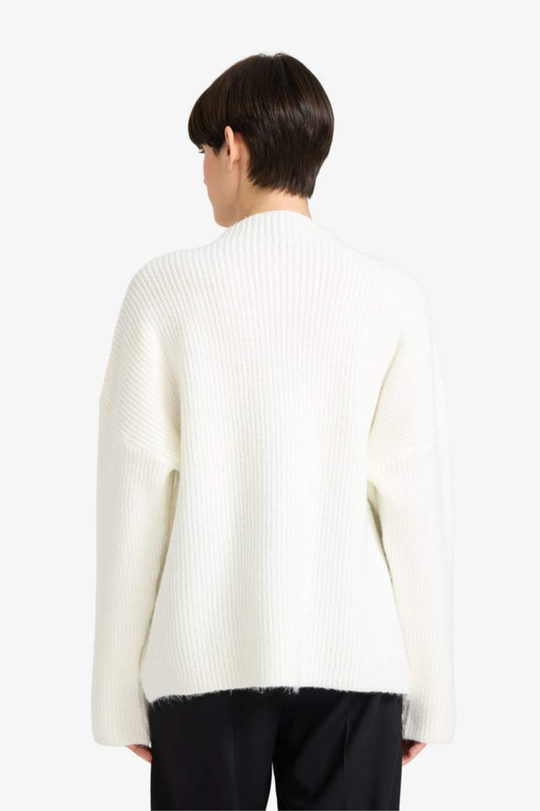 Трикотажный свитер оверсайз с полувысоким воротником