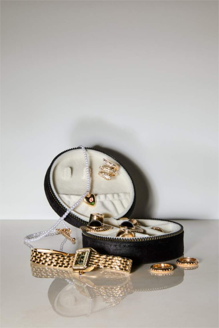 Kadın Siyah Takı Kutusu